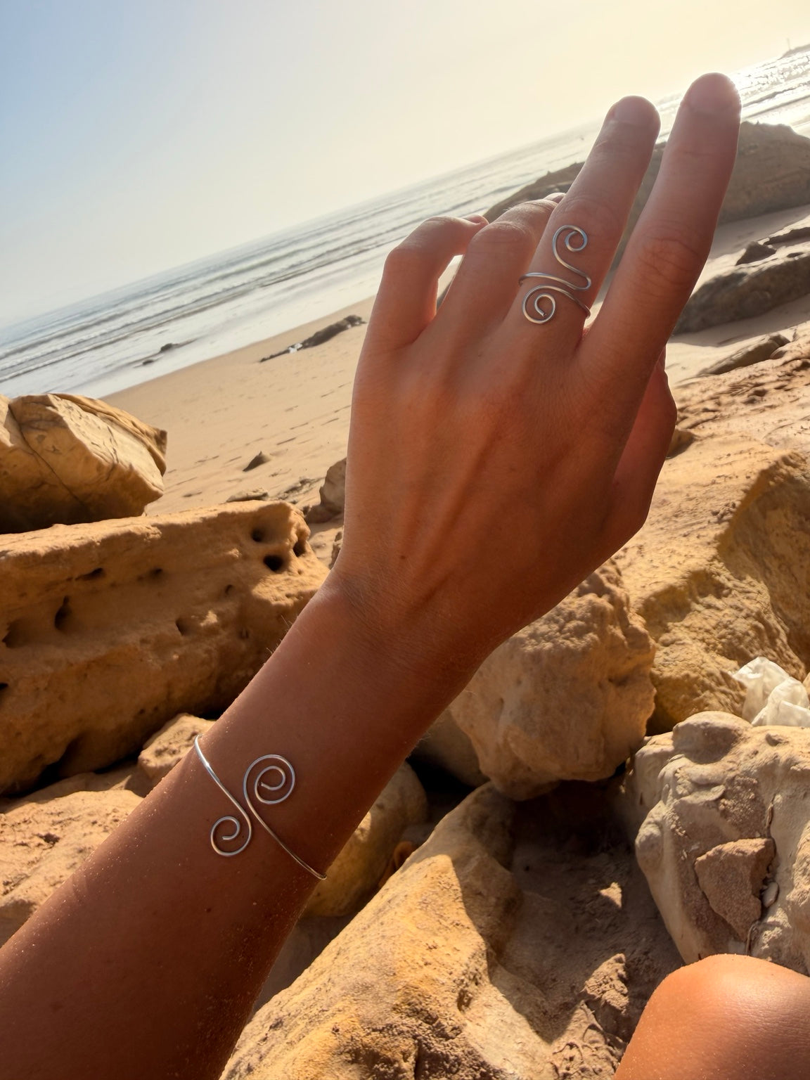 Spiral Cuff aus Edelstahl am Handgelenk getragen
