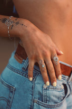 Spiral Ring mit rundem Spiraldesign am Zeigefinger getragen