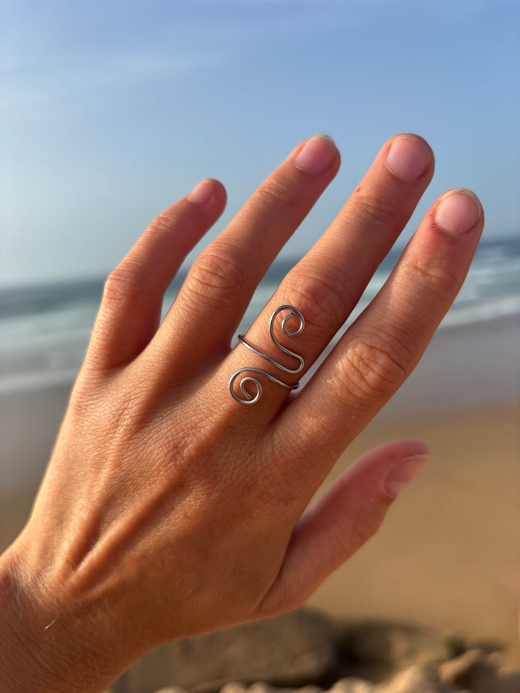 Verstellbarer Spiral Ring aus Edelstahl an der Hand getragen